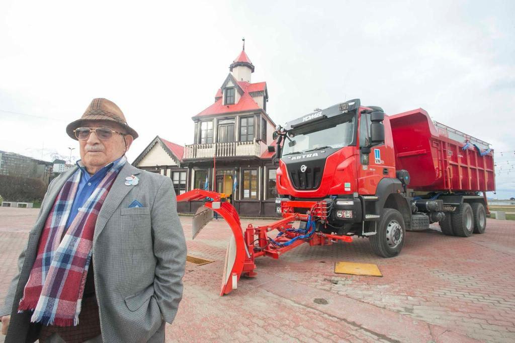 photo_4965432526248193451_y