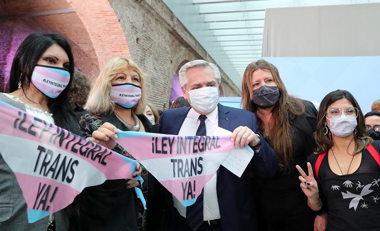 alberto fernandez transexuales