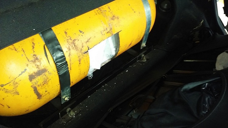 7) Los celulares estaban ocultos dentro del tanque de gas de un auto