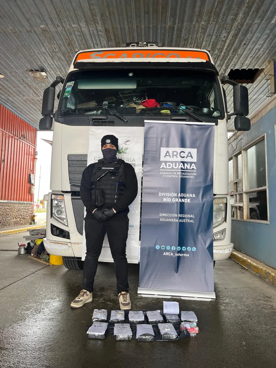 2. El personal aduanero detectó un contrabando de drogas en un camión en Tierra del Fuego