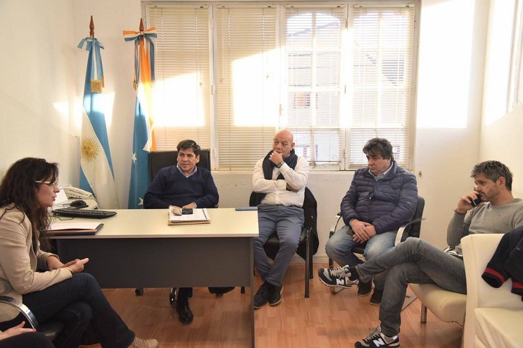 laura avila con conejales