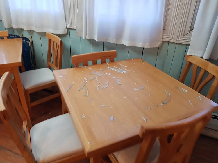 vidrios rotos en la beban