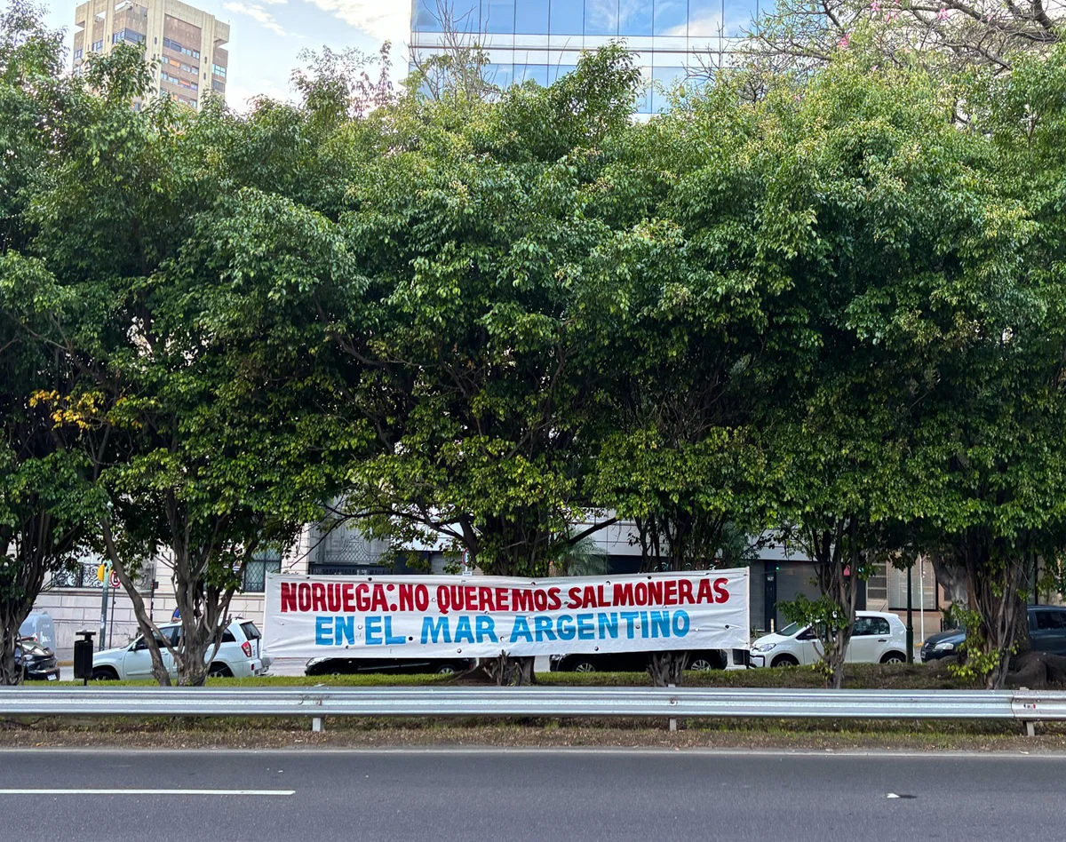 Mensaje contra las salmoneras en Buenos Aires